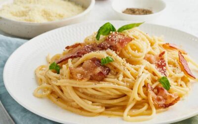La auténtica receta italiana de espaguetis a la carbonara: ¡un delicioso viaje culinario!