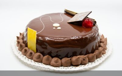 Tarta de tres chocolates con gelatina: ¡El postre perfecto para deleitar a tus invitados!